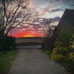Toreinfahrt FeWo Pfotenglueck beim Abendrot