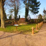 Parkplatz und Gartenbereich der Ferienwohnung Pfotenglueck