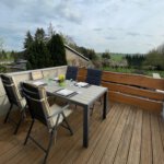 Ausblick von der großen Dachterrasse FeWo Pfotenglueck in den Garten