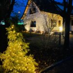 Blick von der Einfahrt auf den Außenbereich FeWo Pfotenglueck
