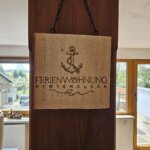 Logo Ferienwohnung Pfotenglück auf Holzschild
