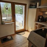 Küchenbereich mit Zugang zur Dachterrasse