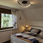 großes Schlafzimmer mit Doppelbett